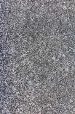Benekli gri granit taş yüzeyinin doğal mineral dokusunu ve yıpranmış desenleri gösteren detaylı görüntüsü.