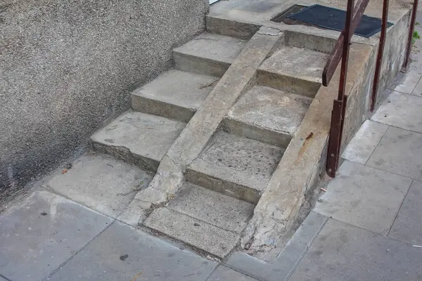 İnşaat ve yenileme çalışmalarının devam ettiğini gösteren beton merdivenlere yerleştirilmiş ahşap merdiven.