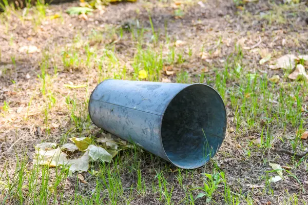Eski yeşil drenaj borusu mezarlıkta dökülen sonbahar yapraklarıyla kaplıydı.