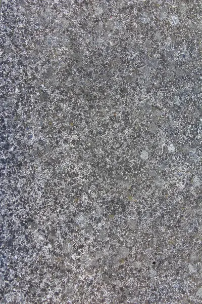 Benekli gri granit taş yüzeyinin doğal mineral dokusunu ve yıpranmış desenleri gösteren detaylı görüntüsü.