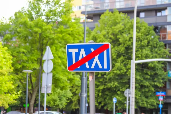 Kırmızı köşeli mavi bir 