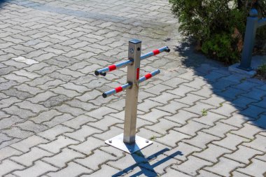 İnşaat bariyeri olan taştan bir patika. Yaya geçitlerini ikamet alanı bakımında potansiyel tehlikelere karşı uyarmış.