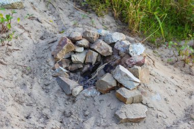 Eski taş kalıntıları kumlu zemine saçılmış. Tarihi medeniyetin arkeolojik kalıntılarını ortaya çıkarıyor.