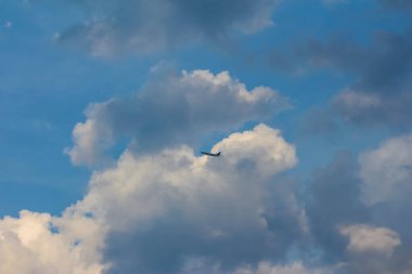Muhteşem kümülüs bulutları parlak mavi gökyüzünde dalgalanır fotoğrafçılık için mükemmel hava koşullarında.