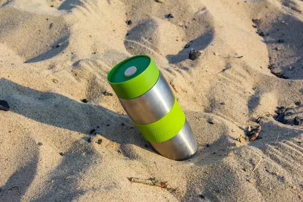 Kamp feneri kısmen kuma gömülü. Kumsalda gizemli bir ışık efekti yaratıyor.