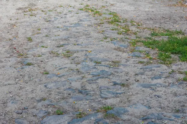 Çamurlu su birikintisi toprak yolda gökyüzünü yansıtıyor.