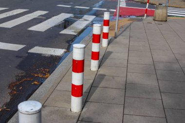 İnşaat güvenliği için sıra sıra dizilmiş kırmızı ve beyaz çizgili trafik bariyerleri