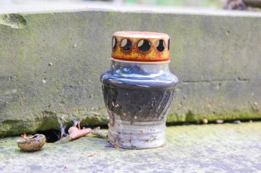 Dekoratif seramik vazo, geleneksel desenli dış bahçedeki taş yüzeyine yerleştirilmiş.