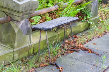 Taştan bahçe kenarı taşmış drenaj işlevsel peyzaj su yönetim sistemi yaratıyor