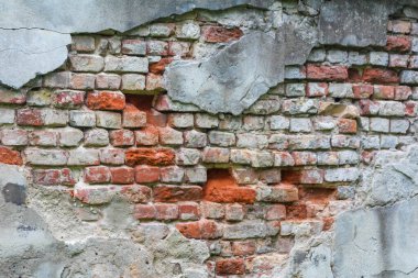 Tarihi mezarlık mimarisinde doğal havan eklemleri ve yapısal yaşlanmayı gösteren yıkıcı tuğla duvar.
