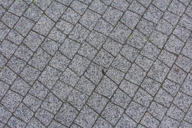 Elmas şekilli beton kaldırım taşlarının detaylı geometrik deseni şehir sokak yüzey dokusunu oluşturur