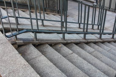 Metal tırabzan ile somut adımlar kentsel mimaride tekrarlanan geometrik desen oluşturur