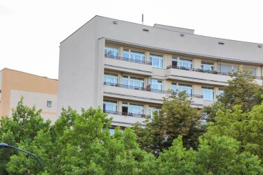 Çoklu balkonları ve yeşil peyzajlı modern konut binaları çağdaş kentsel mimari ve belediye konut geliştirme sergileri