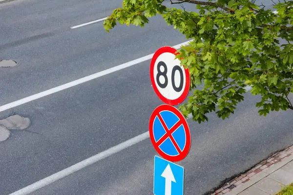 Hız limitini gösteren Avrupa trafik işaretleri ve sokakta park yönetmeliği yok