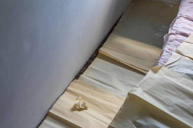 Boya fırçasının açılı görüntüsü, ahşap saplı, çapraz olarak profesyonel boyama aracı detaylarını ve zanaatkarlığını gösteriyor.