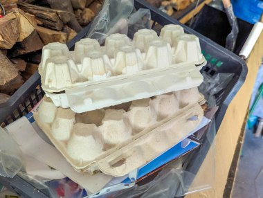 Koruyucu nakliye ve depolama amacıyla mavi konteynırda beyaz köpük paketleme malzemesi