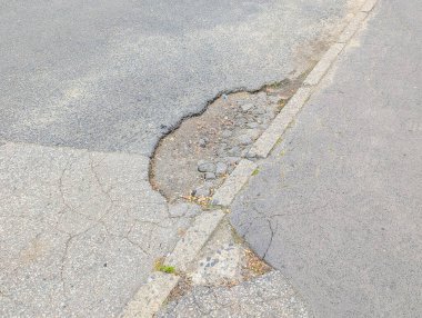 Yıpranmış beton yüzey doğal yaşlanma kalıplarını ve doku detaylarını yakından gösteriyor