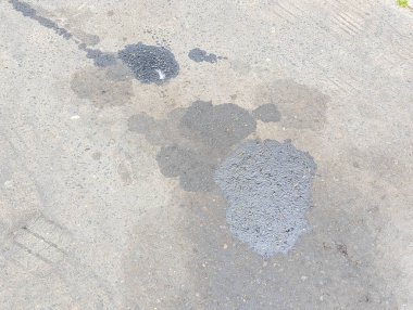 Su birikintisi, son yağış sonrasında gökyüzünü ve bulutları yansıtıyor.