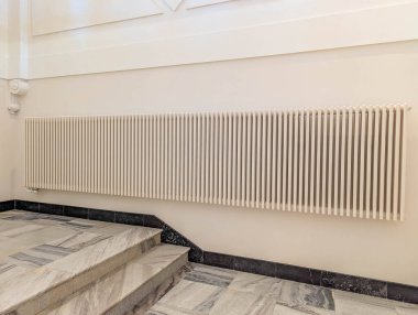 Yatay ahşap duvar paneli modern minimalist iç tasarım şemasında doku aksanı yaratıyor