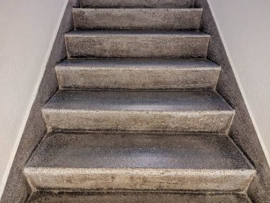 Modern beton merdivenler geometrik basamaklarla çağdaş mimari iç tasarımda yukarı doğru perspektif yaratıyor