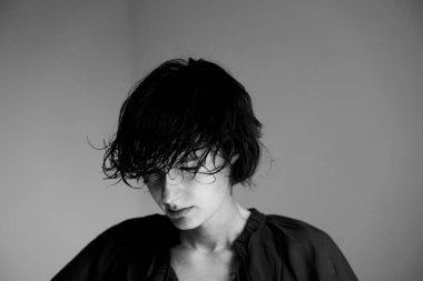 Siyah-beyaz, siyah-beyaz, siyah giysili, dramatik gölgeli bir resim.