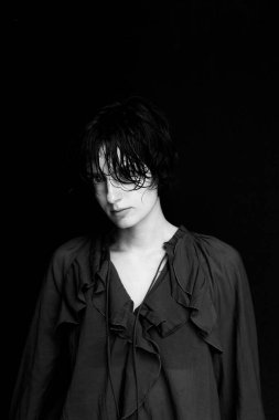 Tek renkli kapüşonlu kadın portresi zarif duruş ve sanatsal kompozisyon sergiliyor.