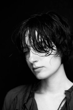 Siyah-beyaz kadın portresi, dokulu saçlı, sanatsal monokrom stili gösteriyor.