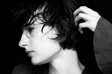 Sanatsal yan aydınlatma kompozisyonu gösteren siyah beyaz saçlı kadın portresi