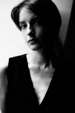 Modern iş kadını portresi dramatik siyah beyaz kontrastlı ışıklandırma