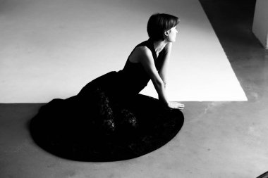 Geometrik kompozisyonda kuş bakışı perspektiften siyah elbiseli kadın