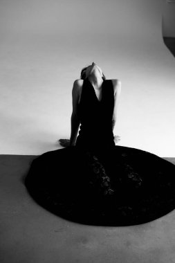Geometrik dairesel gölgede giyinmiş siyah beyaz kadın silueti