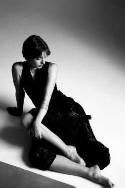 Sanatsal stüdyo kompozisyonunda çağdaş kısa saç stili olan siyah beyaz kadın portresi