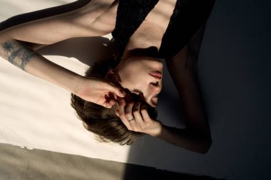 Doğal pencere ışıklandırmalı tefekkür portresi yumuşak gölgeler ve sıcak tonlarda barışçıl atmosferik atmosfer yaratıyor.