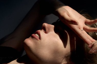 Samimi bir portre. Huzurlu bir anı yansıtıyor. Yumuşak doğal ışık ve nazik gölgeler huzurlu bir atmosfer yaratıyor.