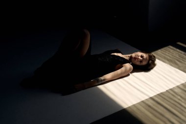 Doğal pencere ışıklandırmalı sanatsal portre güzel gölgeler yaratıyor ve iç mekanda sıcak atmosfer havası yaratıyor.