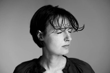 Dramatik siyah-beyaz profil portresi klasik silueti sergiliyor doğal saç dokusu ve profesyonel stüdyo aydınlatma tekniği ile