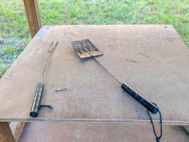 Büyük düz ahşap bir inşaat tahtası. Ölçüm aletleri ve proje hazırlıkları için donanımları hazır. Yüksek kalite fotoğraf