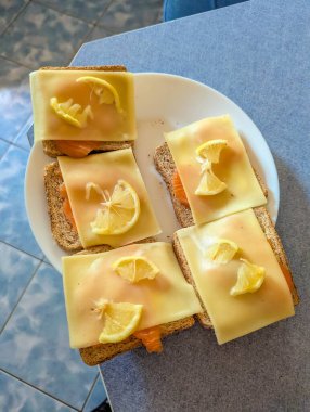 Açık havada geleneksel İtalyan yemekleri ve zanaatkar yemek hazırlıklarını gösteren ev yapımı makarnalar. Yüksek kalite fotoğraf