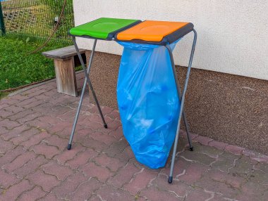 Şehir merkezindeki bina duvarının yanına konmuş mavi çöp torbası. yüksek kaliteli fotoğraf