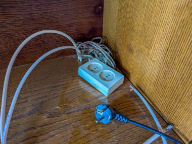 Sarı duvarın yanındaki ahşap yüzeyde konnektörlü mavi USB kablo. yüksek kaliteli fotoğraf