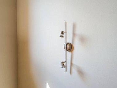 Ahşap kapı kolu ve kilit mekanizması beyaz iç kapıya yerleştirilmiş. yüksek kaliteli fotoğraf