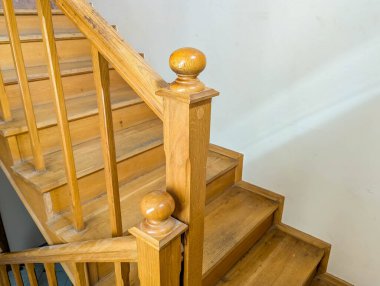 Zarif iç dekoratif balyaları olan parlak ahşap merdiven ve doğal ışıklandırma. yüksek kaliteli fotoğraf