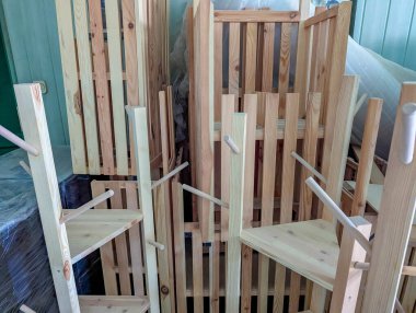 Atölye depolama tesisinde ahşap kirişler ve kereste malzemeleri organize edildi. yüksek kaliteli fotoğraf