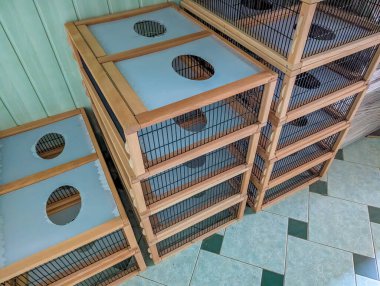 Tamamlanmış ahşap kafesler, birden fazla kompartıman ve kuş yerleşimi için dairesel açıklıklar. yüksek kaliteli fotoğraf