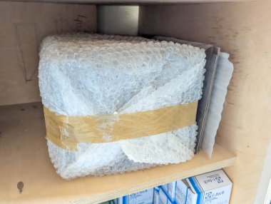 Yapım ve yalıtım projeleri için atölye ortamında altın desteğiyle sarılmış beyaz yalıtım malzemesi. yüksek kaliteli fotoğraf