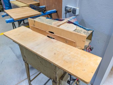 Marangozluk ve inşaat projeleri için profesyonel atölyede organize aletler ve malzemelerle ahşap tezgah. yüksek kaliteli fotoğraf