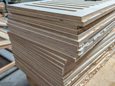 Düzenli kesilmiş ahşap tahtalardan oluşan büyük bir koleksiyon. Kesin katmanlar halinde istiflenmiş. Sistematik kereste hazırlığı ve ahşap işleme organizasyonunu gösteriyor. yüksek kaliteli fotoğraf