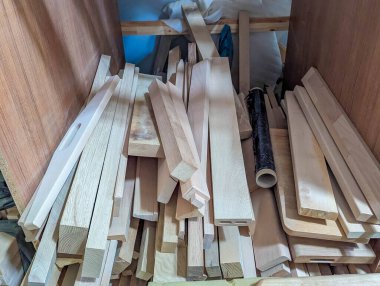 İç mimari ve marangozluk işleri için atölyede düzenlenmiş beyaz ahşap süsleme parçaları ve kalıp malzemeleri koleksiyonu. yüksek kaliteli fotoğraf