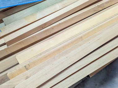 Yığılmış kereste tahtalarında görülen doğal ahşap desenler güzel kereste dokusu ve organik ahşap özelliklerini gösteriyor. yüksek kaliteli fotoğraf