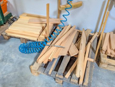 Verimli proje iş akışı ve malzeme erişimi için çoklu ahşap inşaat malzemeleri ve kereste parçaları olan atölye deposu. yüksek kaliteli fotoğraf